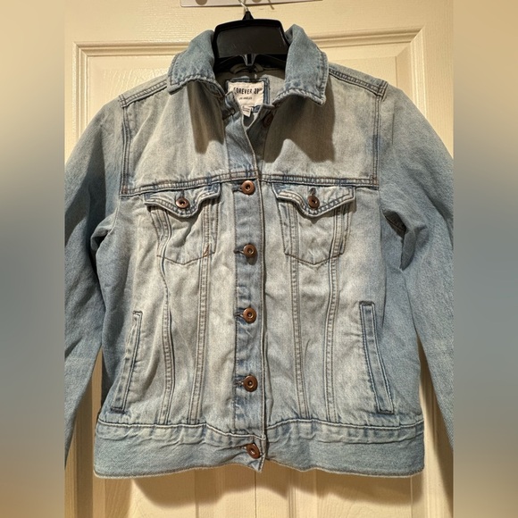 Forever 21 Jean Jacket Women Sz M Pocket Denim Button Up Long Sleeve Light Wash - Picture 3 of 13
